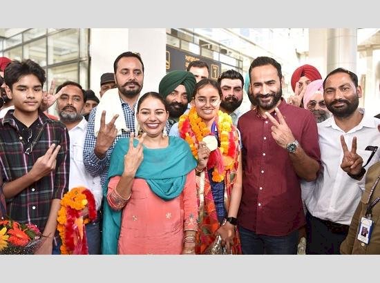 मंत्री मीत हेयर ने एशियाई खेलों में तीरंदाजी में पदक विजेता परनीत कौर का मोहाली हवाई अड्डे पर गर्मजोशी से स्वागत किया