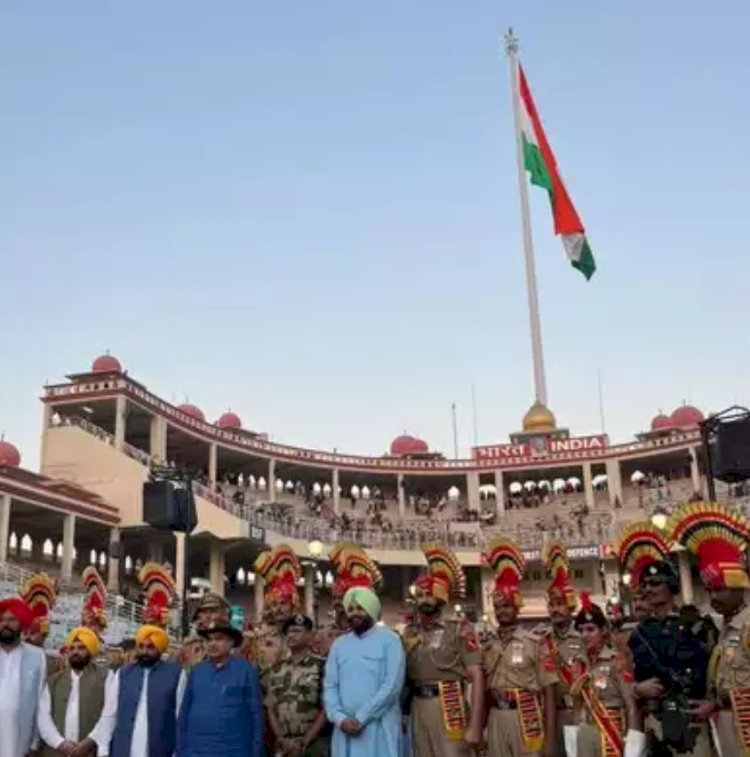 नितिन गडकरी ने पंजाब के अमृतसर में अटारी-वाघा सीमा पर देश के सबसे ऊंचे राष्ट्रीय ध्वज का उद्घाटन किया