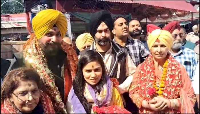 नवजोत सिंह सिद्धू ने अपने जन्मदिन पर परिवार के साथ काली देवी मंदिर में माथा टेका