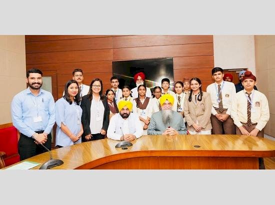 सीएम मान और स्पीकर संधवान ने पंजाब विधानसभा सत्र के मौके पर ऑक्सब्रिज वर्ल्ड स्कूल कोटकपुरा के छात्रों से मुलाकात की