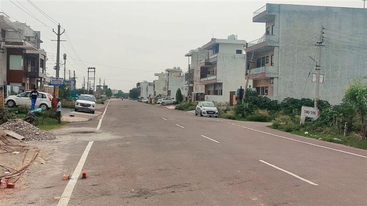सड़क की चौड़ाई कम करने के पंजाब स्थानीय सरकारी विभाग के कदम की आलोचना हो रही