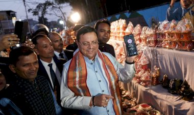 मुख्यमंत्री पुष्कर धामी ने कुम्हार मंडी क्षेत्र का किया भ्रमण, कुम्हारों से की मुलाकात