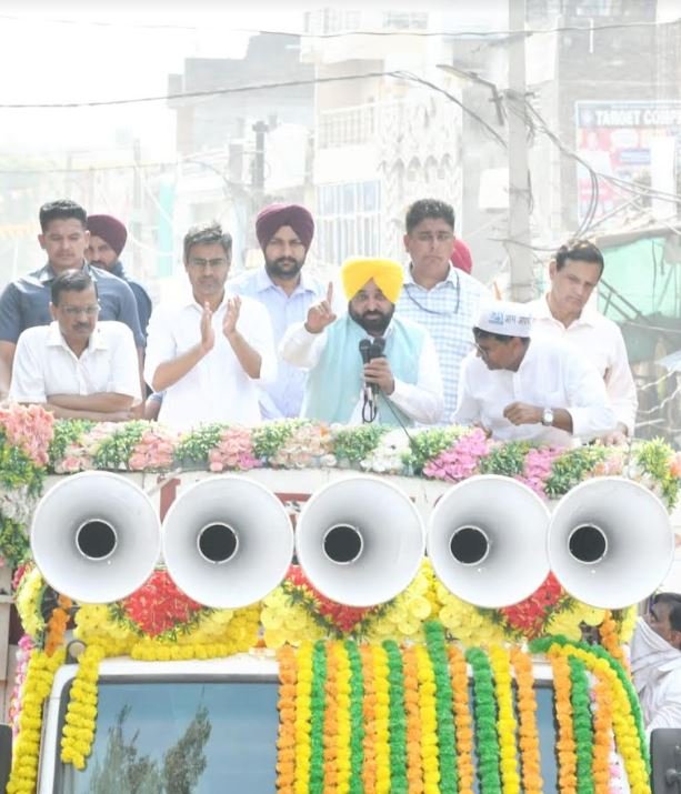 मध्यप्रदेश के सेंवढ़ा और दतिया में आप उम्मीदवारों के पक्ष में भगवंत मान और अरविंद केजरीवाल ने किया रोड शो