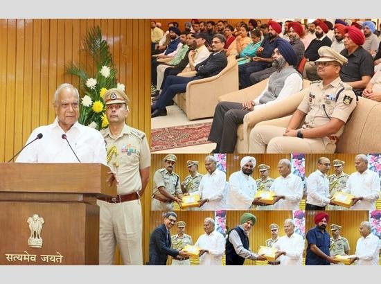 पंजाब के राज्यपाल ने दिवाली के अवसर पर राजभवन के कर्मचारियों को मिठाइयाँ बाँटीं