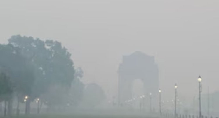 लोगों द्वारा पटाखों के साथ दिवाली मनाने के बाद दिल्ली की हवा फिर जहरीली हो गई