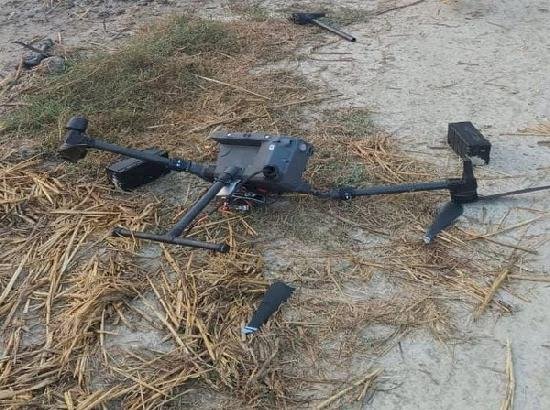 बीएसएफ ने तरनतारन और अमृतसर में नशीली दवाओं की तस्करी में इस्तेमाल किए गए चीन निर्मित क्वाडकॉप्टर ड्रोन बरामद किए