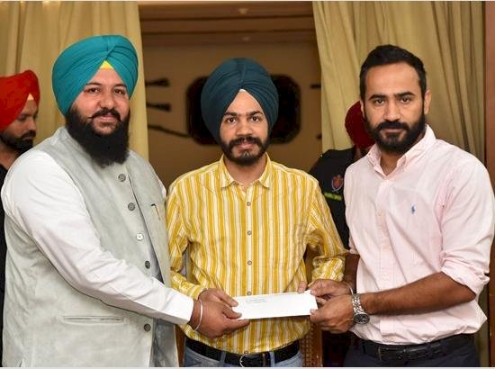 मंत्री मीत हेयर ने पीडब्ल्यूआरएमडीसी के 13 नवनियुक्त उम्मीदवारों को नियुक्ति पत्र सौंपे