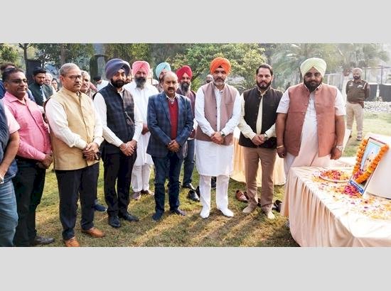 फिरोजपुर के विधायकों ने शहीदी दिवस पर सराभा को श्रद्धांजलि अर्पित की