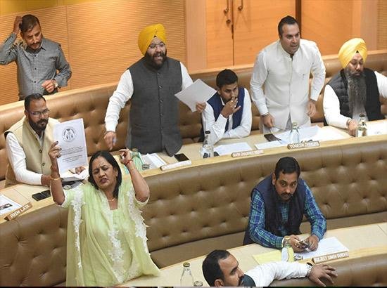 चंडीगढ़ नगर निगम की बैठक में आम आदमी पार्टी के पार्षद ने पार्कों की सफाई का मुद्दा उठाया