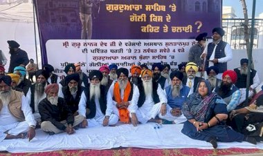 गुरुद्वारा अकाल बुंगा साहिब में पुलिस के प्रवेश और फायरिंग के विरोध में प्रदर्शन शुरू हो गया