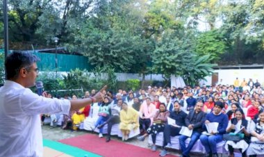 दिल्ली की जनता हमारे साथ’, घर-घर ‘मैं भी केजरीवाल’ अभियान में बोले AAP नेता