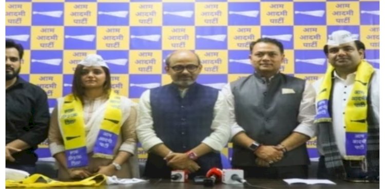 कांग्रेस के दो पूर्व कार्यकर्ता डॉ. फिजा खान और रजत शर्मा ने थामा आप का दामन