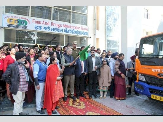 डॉ. बलबीर सिंह ने मोबाइल फूड टेस्टिंग वैन को हरी झंडी दिखाकर रवाना किया