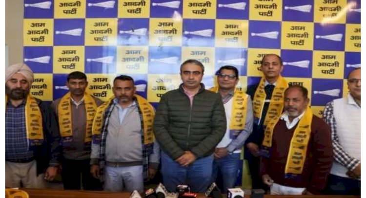 AAP में शामिल हुए समर्थकों संग BJP के सदस्य, अनुराग ढांडा बोले- व्यवस्था परिवर्तन चाहती है जनता