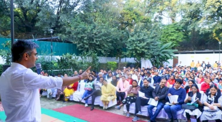 दिल्ली की जनता हमारे साथ’, घर-घर ‘मैं भी केजरीवाल’ अभियान में बोले AAP नेता