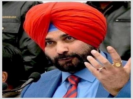 नवजोत सिद्धू के गरम मिजाज वाले ट्वीट ने एक बार फिर सियासत गरमा दी