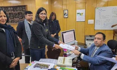 पूर्व डीसीडब्ल्यू चीफ स्वाति मालीवाल ने राज्यसभा नामांकन पत्र किया दाखिल, मां भी रहीं मौजूद