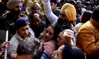 चंडीगढ़: नगर निगम मेयर की चुनाव प्रक्रिया रुकी, कांग्रेस और आप पार्षदों को बाहर रोका गया