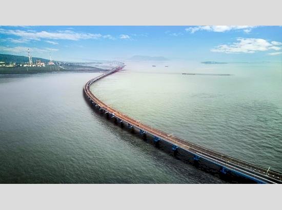 पीएम मोदी ने मुंबई में भारत के सबसे लंबे समुद्री पुल 'अटल सेतु' का उद्घाटन किया