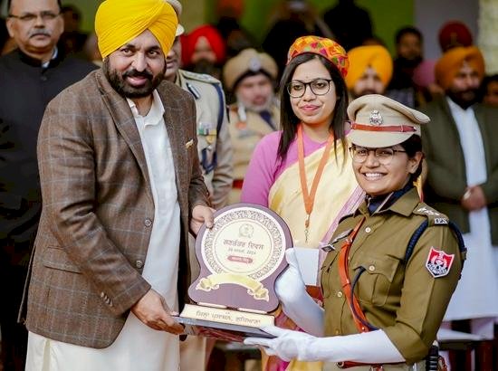सीएम मान ने 14 पुलिसकर्मियों को उत्कृष्ट कर्तव्य निष्ठा के लिए मुख्यमंत्री पदक से सम्मानित किया