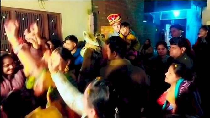 बेटी को घोड़ी पर बैठा निकाला बनौरा, पिता ने कहा - बेटियों के प्रति समाज में फैली कुरितियों होगी खत्म
