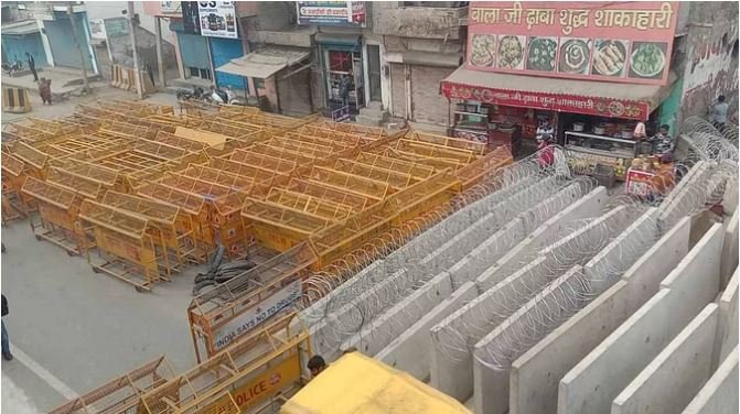 सिंघु बॉर्डर सील,  फ्लाईओवर से गुजर रहे वाहन, किसानों को रोकने की फुल तैयारी