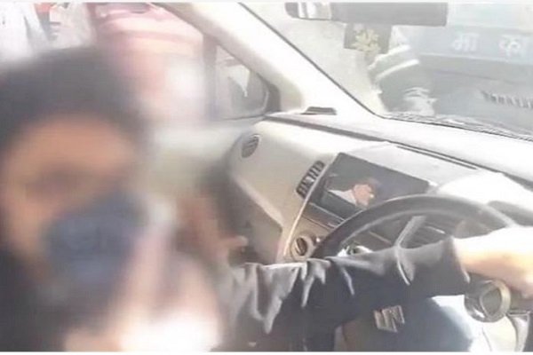 Bharat Band के बीच किसानों पर भड़की लड़की, गंदे इशारे करते किसानों से कर रही गाली -गलोच :वीडियो वायरल