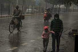  हरियाणा में बारिश के साथ गिरे ओले, हवाओं ने बढ़ाई लोगों की मुश्किलें...जानें कब तक रहेगा मौसम का ऐसा हाल