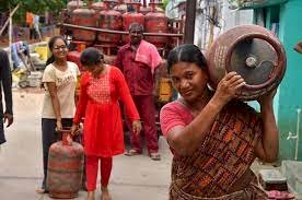 LPG सिलेंडर के दाम हुए कम :पीएम मोदी ने X पर लिखा- महिला दिवस पर हमारी सरकार ने जनता का बोझ कम किया, जानें नई कीमत 