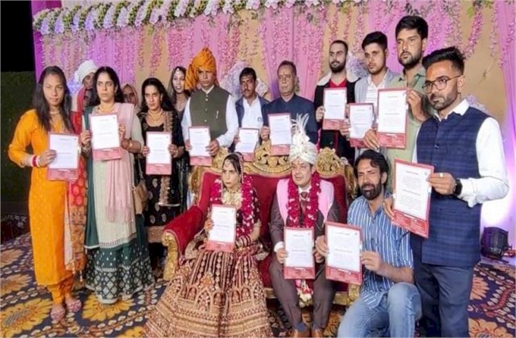  शादी के दिन दुल्हा-दुल्हन ने कीया अनोखा काम नई पहल शुरू कर पेश की मिसाल