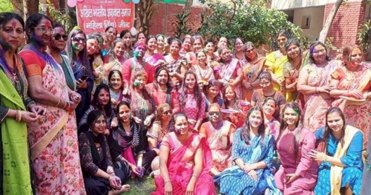 महिलाओं ने खेली बिन पानी की होली, फूल और गुलाल लेकर बिखेरे खुशियों के रंग, दिया संदेश