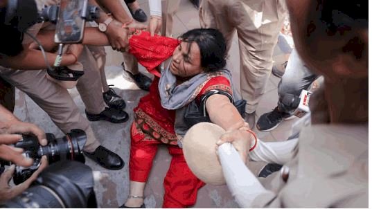 दिल्ली में 'आप' का प्रोटेस्ट जारी, हिरासत में कई नेता-कार्यकर्ता ...