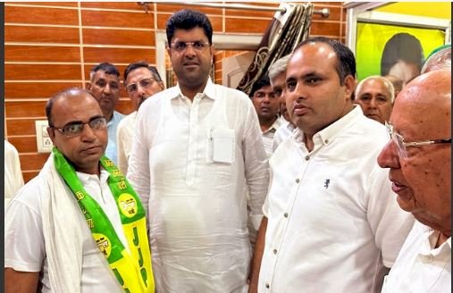 AAP के जोन प्रभारी सुरेंद्र खटकड़ ने अपने समर्थकों सहित ज्वॉइन की JJP