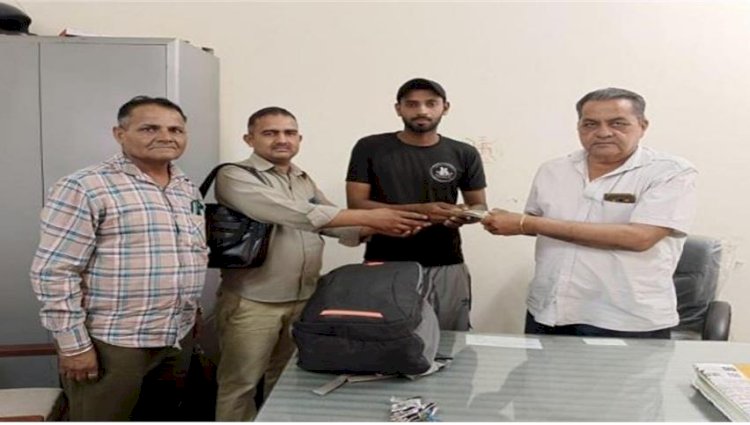हरियाणा रोडवेज परिचालक ने पेश की ईमानदारी की मिसाल , बस में बैग भूले यात्री को लौटाए 40000 रु.