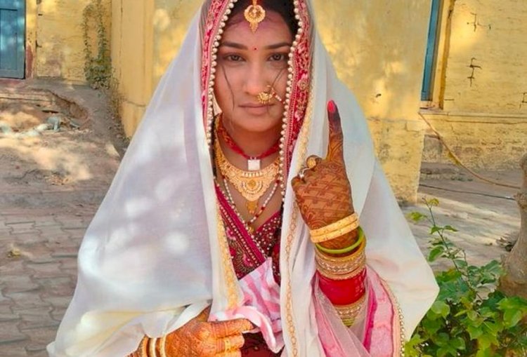 सीधे मंडप से वोटिंग सेंटर आई दुल्हन, मेहंदी वाले हाथों में लगवाई स्याही