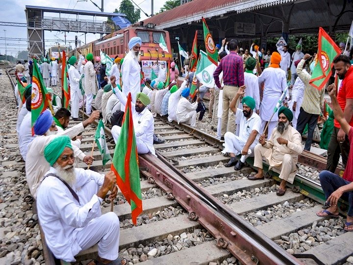रेल रोको आंदोलन जारी, 110 ट्रेन प्रभावित 40 रद्द, तीसरे दिन भी शंभू में ट्रैक पर डटे हैं किसान