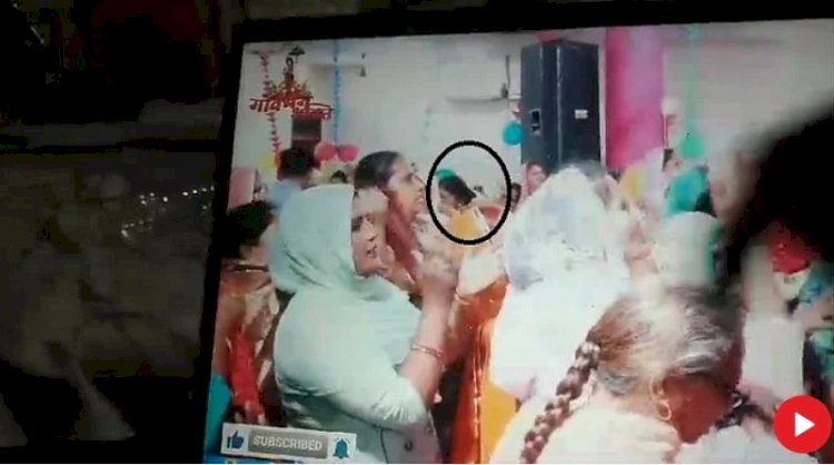 गजब की चोर निकली महिला, सामूहिक नृत्य करते समय मुंह से चुराई दो सहेलियों की चेन