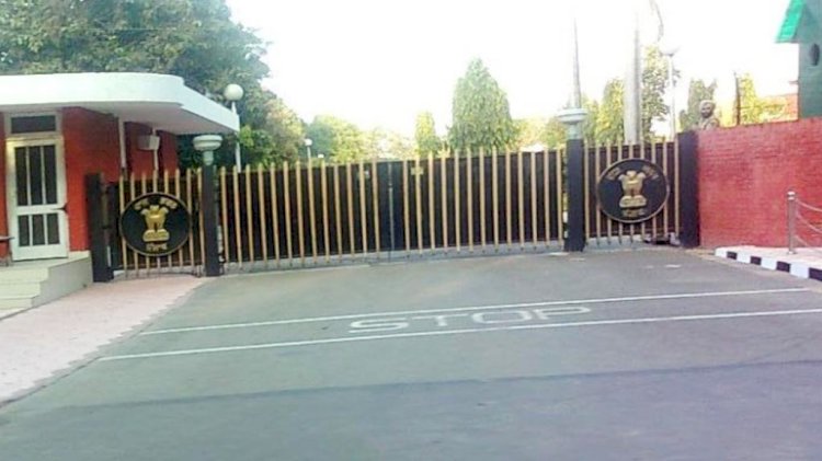 हरियाणाः कांग्रेस नेताओं के राजभवन पहुंचने से पहले ही निकले राज्यपाल, सेक्रेटरी टू गर्वनर को नेताओं ने मेमोरेंडम सौंपा