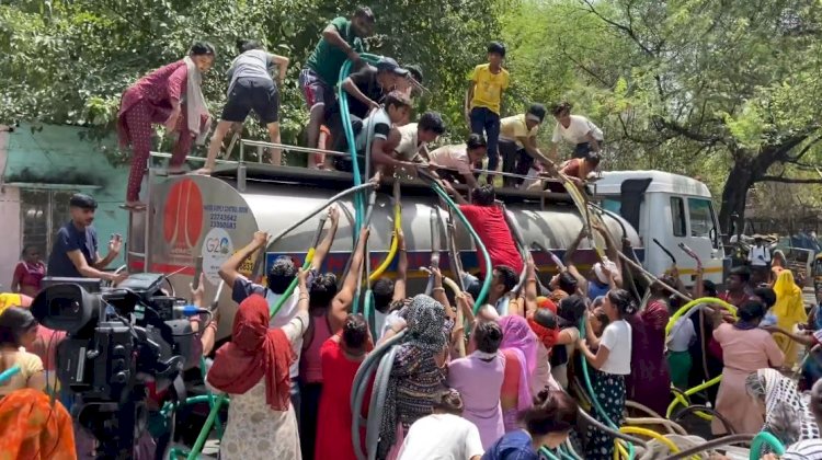 दिल्ली में जल संकट, टैंकर के पीछे दौड़ते दिखे लोग, अरविंद केजरीवाल ने BJP से मांगी मदद !