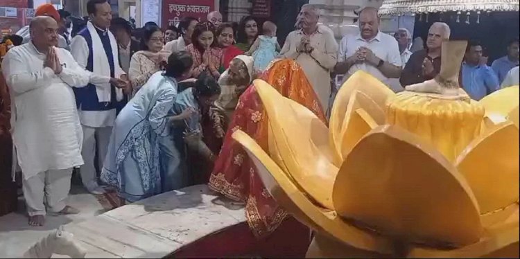 नवीन जिंदल ने मन्नत पूरी होने पर मां भद्रकाली मंदिर में खोला धागा, चढ़ाए चांदी के घोड़े