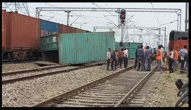 करनाल में ट्रेन हादसा, चलती मालगाड़ी से सात कंटेनर गिरे
