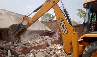 बहराइच हिंसा आरोपी अब्दुल के घर पर चल सकता है बुलडोजर, 23 घरों में नोटिस चिपकाए, सुबह-सुबह कई लोगों ने दुकानें खाली कीं