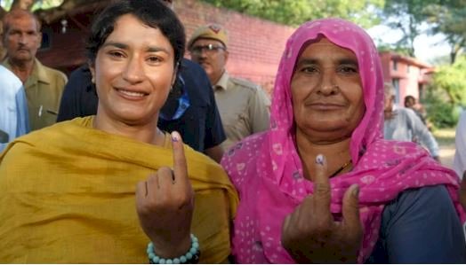 हरियाणा की 90 सीटों पर मतदान जारी, विनेश की सीट पर बूथ कैप्चरिंग की शिकायत, बीजेपी कैंडिडेट से धक्कमुक्की