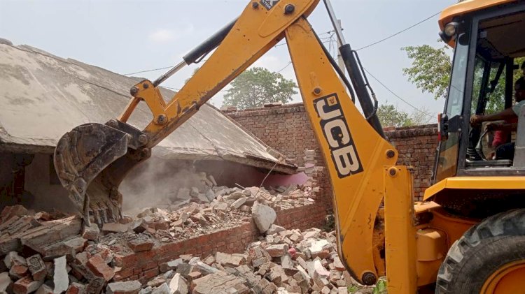 बहराइच हिंसा आरोपी अब्दुल के घर पर चल सकता है बुलडोजर, 23 घरों में नोटिस चिपकाए, सुबह-सुबह कई लोगों ने दुकानें खाली कीं
