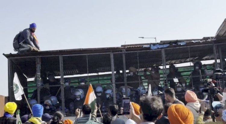 किसानों का दिल्ली कूच, कंटीली तार की बैरिकेडिंग तोड़ी, अब पुलिस की सीमेंटड बैरिकेडिंग पर रुके, पुलिस ने आंसू गैस के गोले छोड़े