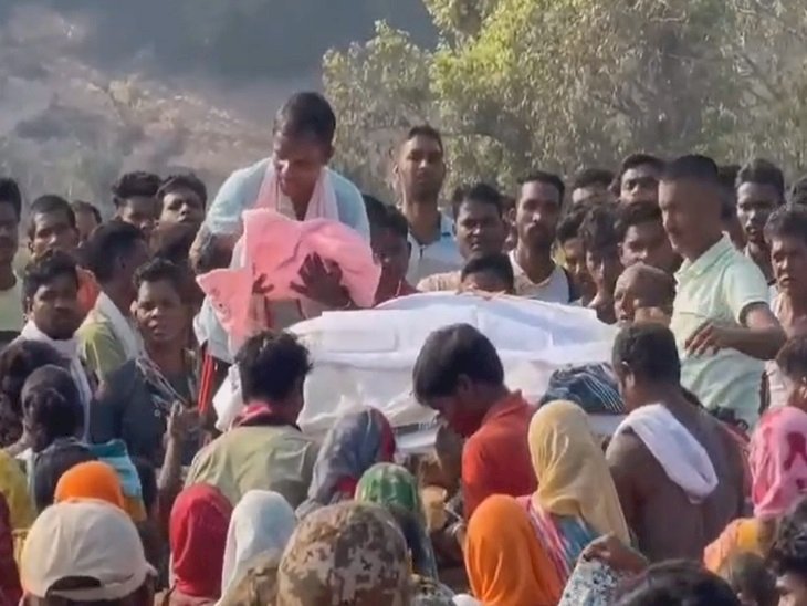 2 महीने के बेटे ने दी शहीद पिता को मुखाग्नि, विधवा पत्नी बोलीं- 'नक्सलियों को माफ नहीं किया जाना चाहिए'