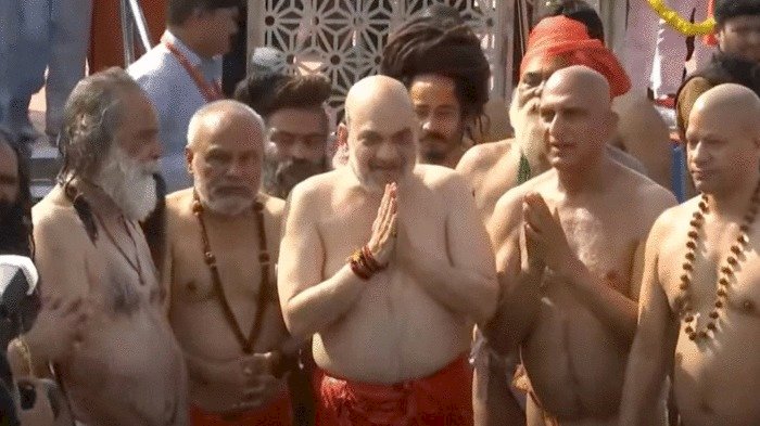 गृह मंत्री अमित शाह महाकुंभ मेले में शामिल हुए, हाथ में गंगा जल लेकर स्नान करते आए नजर