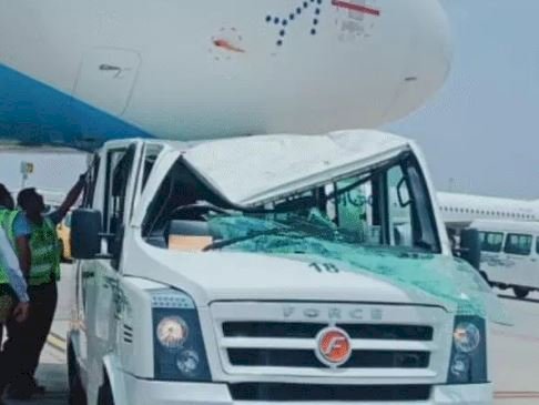 ड्राइवर की लापरवाही से हुआ हादसा, खड़ी इंडिगो प्लेन से जा टकराई मिनी बस