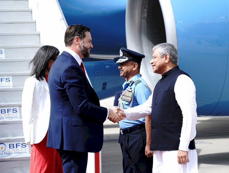 अक्षरधाम पहुंचे अमेरिकी उपराष्ट्रपति परिवार के साथ 4 दिवसीय भारत दौरे पर