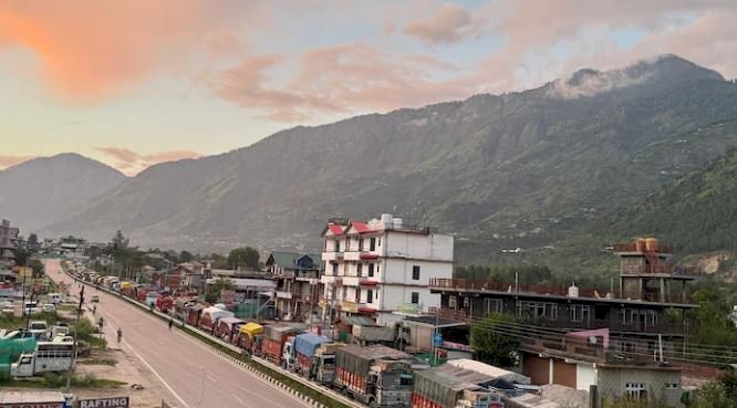 भारी बारिश और भूस्खलन के कारण कई सड़कें बंद, फलों और सब्जियों से लदे सड़कों पर फंसे कई ट्रक